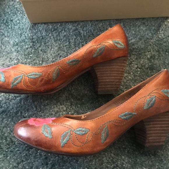 Rose Embroidered pump - Picture 4 of 8